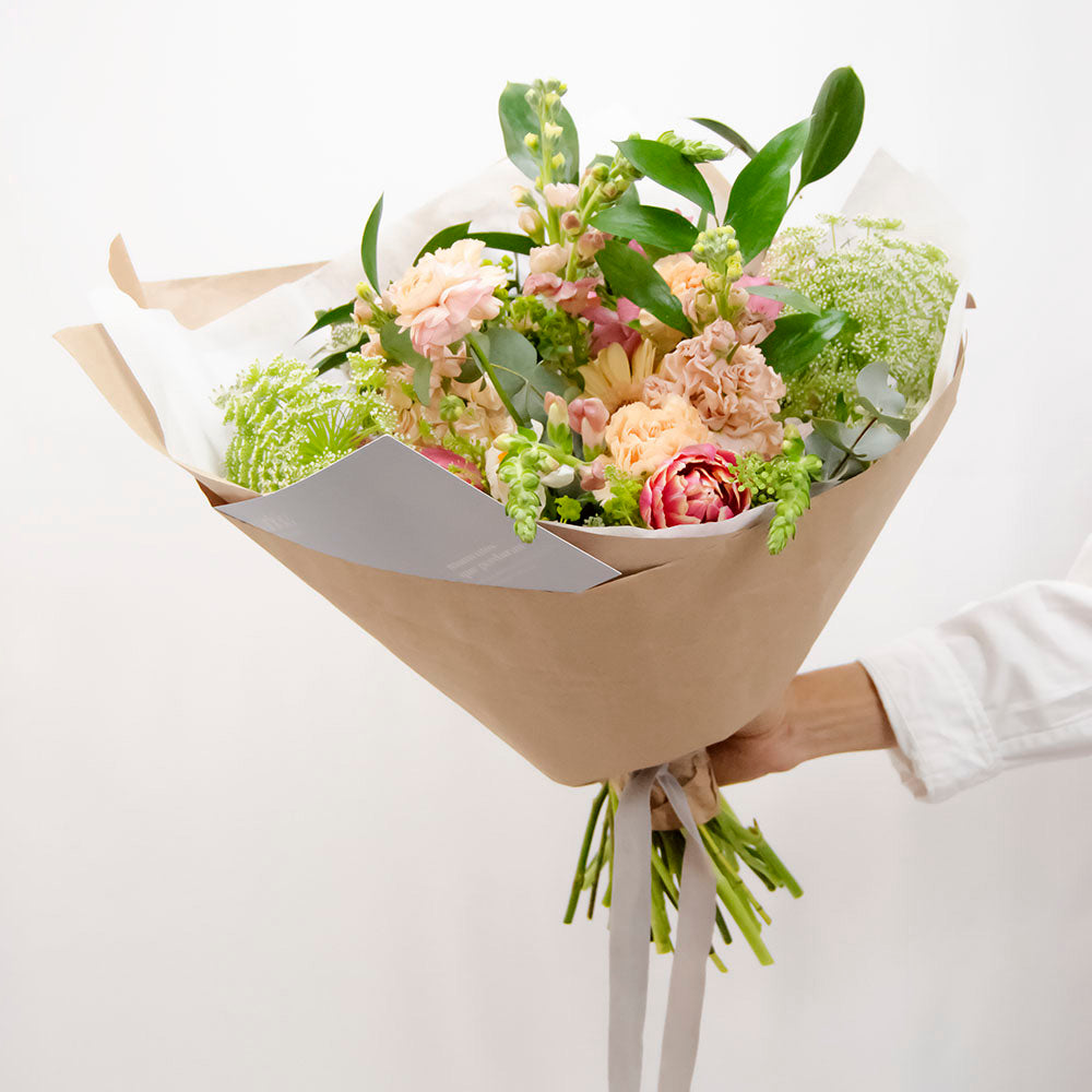 Mariee Atelier Floral Ramo de flores Ramo de flores, colores Pasteles Crema y Naranja regalos gift flowers blumen geschenk bouquet