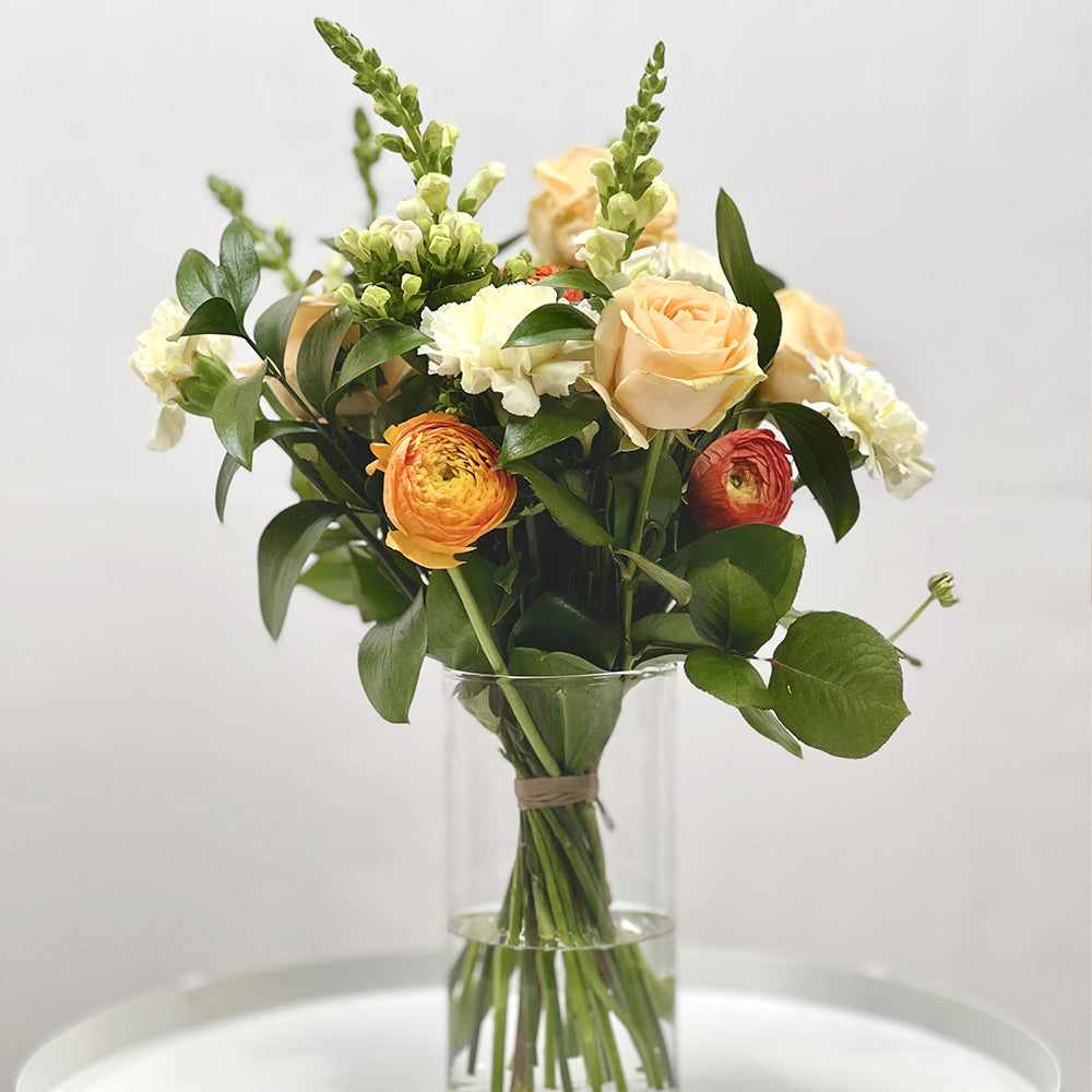 Mariee Atelier Floral Ramo de flores Ramo de flores, colores Pasteles Crema y Naranja regalos gift flowers blumen geschenk bouquet