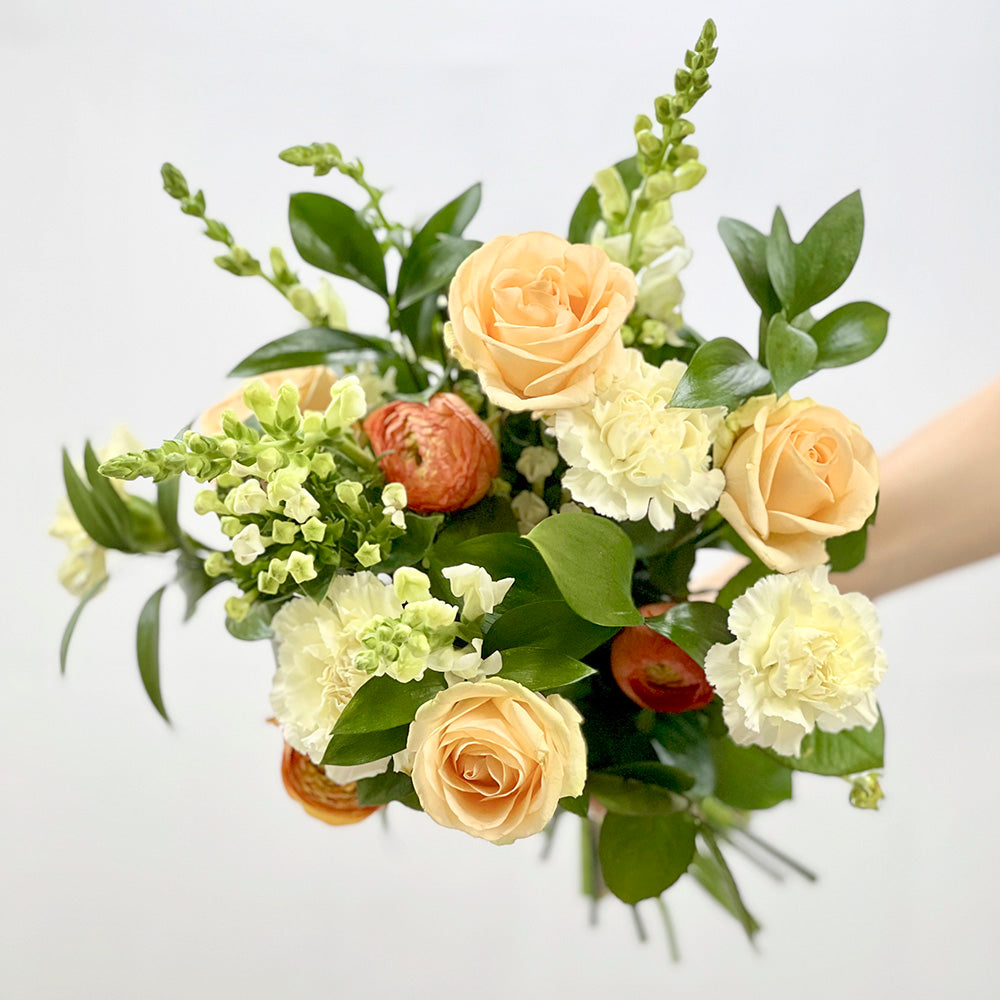 Mariee Atelier Floral Ramo de flores Ramo de flores, colores Pasteles Crema y Naranja Floristería Valencia regalos gift flowers blumen geschenk bouquet