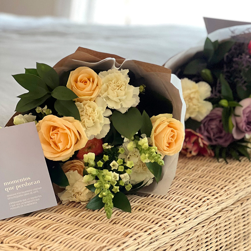 Mariee Atelier Floral Ramo de flores Ramo de flores, colores Pasteles Crema y Naranja regalos gift flowers blumen geschenk bouquet