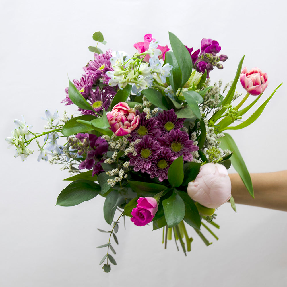 Floristería Mariée Atelier Floral Ramo de flores a domicilio variadas y peonias