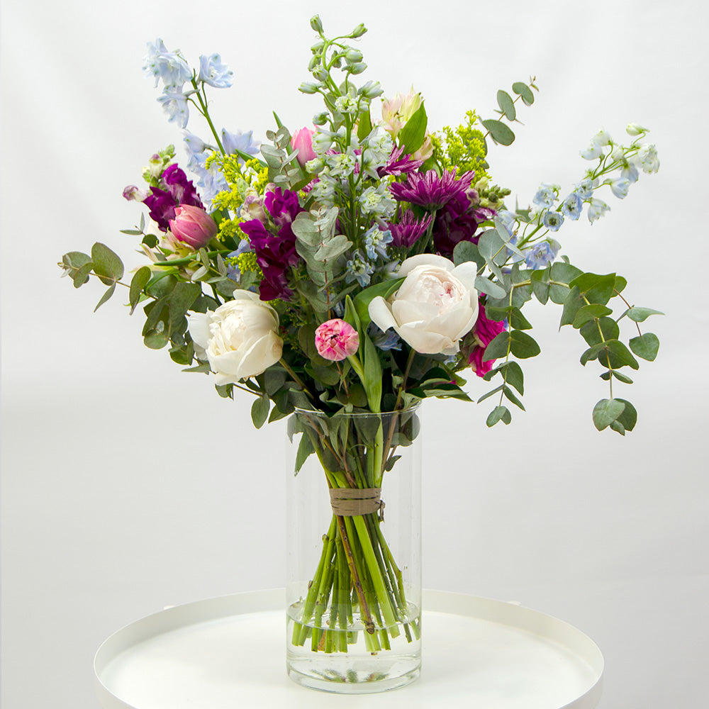 Floristería Mariée Atelier Floral Ramo de flores a domicilio variadas y peonias