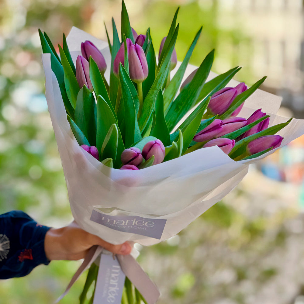 mariee-atelier-floral-ramo-de-flores-ramo-de-flores-tulipanes-morados-lilas-envio-gratis-valencia regalos gift flowers blumen geschenk bouquet