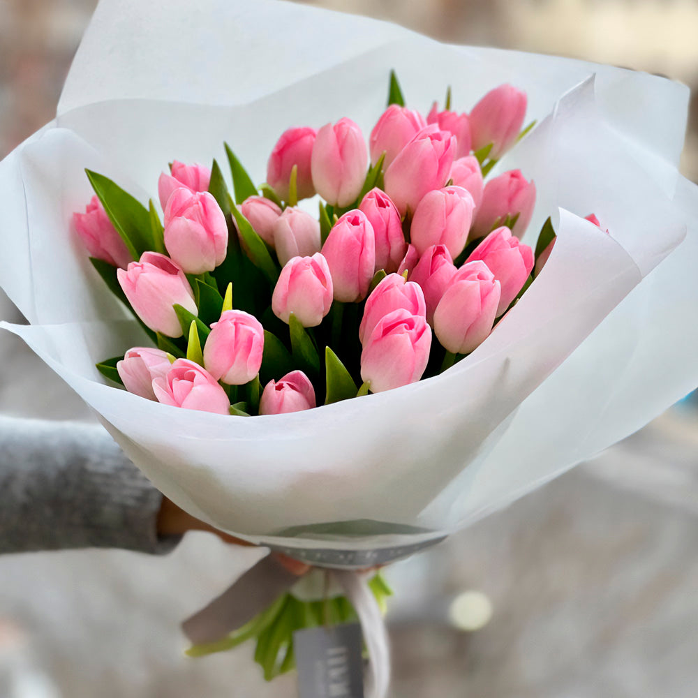mariee-atelier-floral-ramo-de-flores-ramo-de-flores-tulipanes-morados-rosas-envio-gratis-valencia regalos gift flowers blumen geschenk bouquet