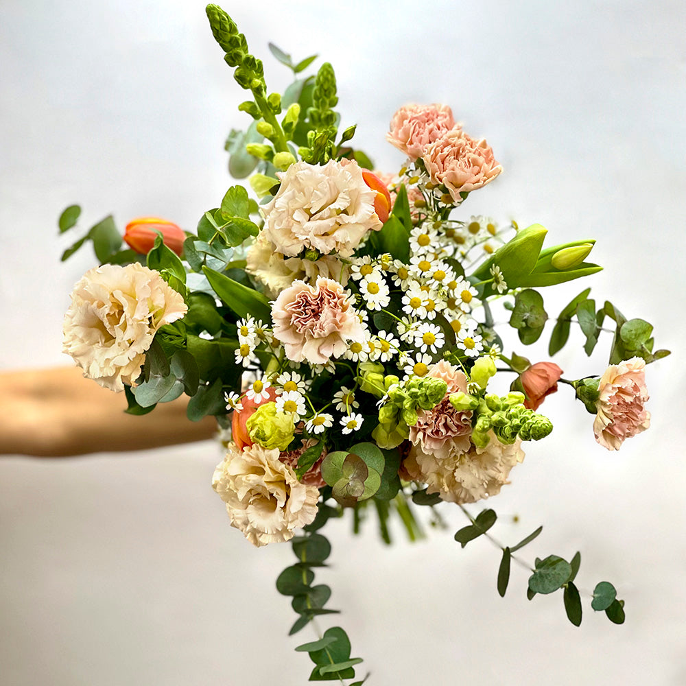 Mariee Atelier Floral Ramo de flores Ramo de flores, colores Pasteles Crema y Naranja envio de flores