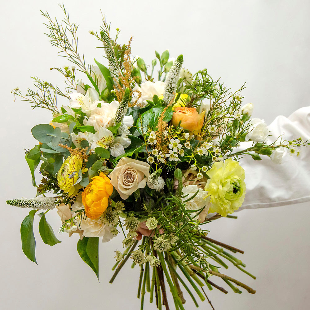 Mariee Atelier Floral Ramo de flores Ramo de flores, colores Pasteles Crema y Naranja envio de flores