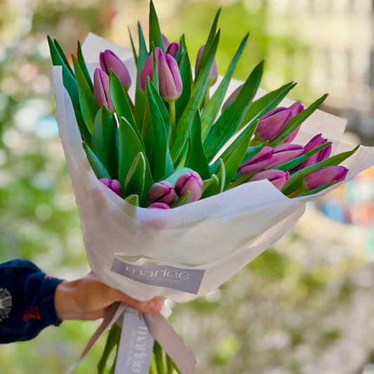 mariee-atelier-floral-ramo-de-flores-ramo-de-flores-tulipanes-morados-lilas-envio-gratis-valencia regalos gift flowers blumen geschenk bouquet